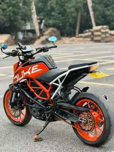 Motocicleta <span class=keywords><strong>Deportiva</strong></span> Ligera KTM1 <span class=keywords><strong>Duke</strong></span> 390: Rendimiento Versátil e Ideal para Paseos Urbanos y de Ocio - Product Image 6