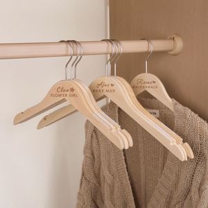 Cintres muraux personnalisés en bois massif gravés au laser, réutilisables, pour cadeaux de mariage, souvenirs, vêtements et pantalons - Product Image 4