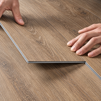 Planches de vinyle SPC rigides imperméables HM avec surface lisse, système de clic, support IXPE pour les intérieurs commerciaux de bureaux et d'hôtels, ODM