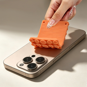 Supporto Pieghevole Multiuso in Silicone con Ventosa per Telefoni e Tablet, Design Ultra Compatto e Portatile - Product Image 5
