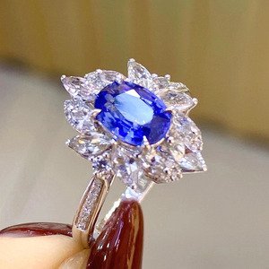 Anello di Lusso con Grappolo di Gemme Blu per Donne, Elegante Gioiello da Dito alla Moda - Product Image 3