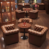 Meubles de restaurant et café vintage en cuir marron, banquette avec capitonnage et tête de clou, table à manger en bois