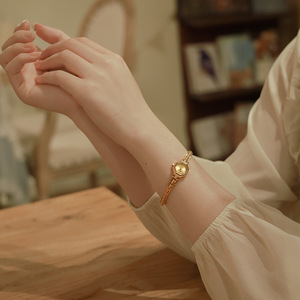 นาฬิกาข้อมือผู้หญิงรุ่นใหม่ขายดี พร้อมกลไกควอตซ์และสายชุบทอง หรูหราและสง่างาม - Product Image 5