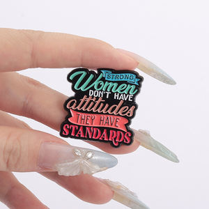 Frase feminista Esmalte Pin Strong Women Empowerment Broche Badge Jóias Acessórios Presente para Amigos Atacado - Product Image 4