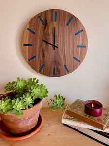 Reloj de Pared Creativo de Resina y Madera Diseñado para Ser un Elemento Decorativo con Función de Relojería y un Diseño Artístico Único - Product Image 2