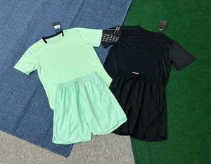 Set di T-shirt e Pantaloncini da Corsa per Uomo di Alta Qualità, Abbigliamento Sportivo ad Asciugatura Rapida e Traspirante - Product Image 1