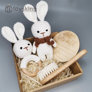 ToysKing Ensemble cadeau pour nouveau-né 100% fait main au <span class=keywords><strong>crochet</strong></span>, jouet lapin, hochet en bois de hêtre, brosse en poils de chèvre, signe du zodiaque - Product Image 1