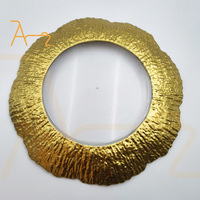 Assiette de table ronde en plastique acrylique argenté de décoration de mariage 13 pouces Assiette de table de luxe pour l'événementiel Assiettes de présentation en gros