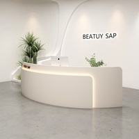 Comptoir d'accueil en forme d'arc pour studio de yoga, magasin de vêtements, salon de beauté - Design minimaliste moderne, finition cuite, matériau MDF
