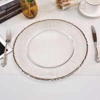 Assiettes de présentation en verre irrégulières transparentes de 13 pouces avec bord doré ou argenté pour mariage - Vente en gros
