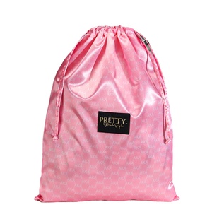 Pochette de rangement luxueuse en satin imprimé pour sacs à main, chaussures et lingerie, avec étiquette en tissu, sac anti-poussière personnalisé en satin à cordon de serrage - Product Image 1