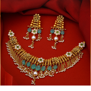 Conjunto de collar tradicional indio de oro con aretes de diseño floral, perlas colgantes y piedras verdes, joyería étnica nupcial. - Product Image 3