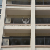 Rampe en acier inoxydable pour terrasse composite au design moderne, à lattes verticales, pour balcons extérieurs et escaliers de centre commercial