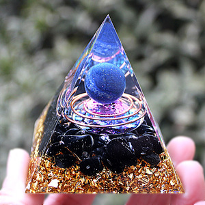 Pyramide en époxy cristallin avec boule de lapis-lazuli, décoration de maison, ornement de bureau - Product Image 4