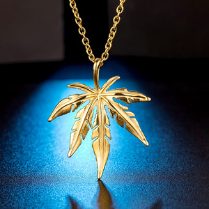 Collar con colgante de hoja de arce en tono dorado, unisex, para uso diario, diseño geométrico de planta - Product Image 1