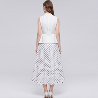 Robe d'été élégante pour femme, col montant, boutonnée sur le devant, avec ceinture à la taille, sans manches, effet deux pièces, à pois