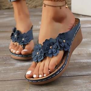 Nouvelles sandales compensées beige pour femme 2026 avec appliques florales et perles, mules à plateforme avec entre-doigts - Product Image 5