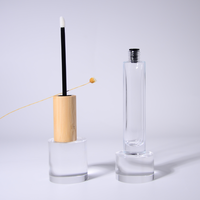Tube de brillant à lèvres transparent et luxueux avec applicateur et couvercle en bambou, tube vide pour gloss à lèvres, base de gloss à lèvres
