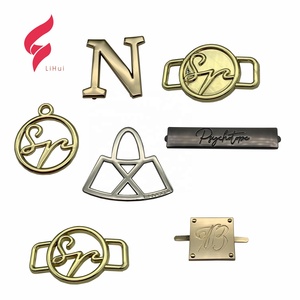 Etichetta Metallica Personalizzata di Alta Qualità con Logo in Rilievo per Abbigliamento - Product Image 4