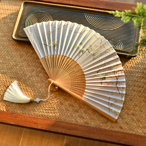 Nuovo Ventaglio Pieghevole in Seta Stile Cinese, Antico, per Danza Lunare, Portatile, con Fascino Etereo, per Hanfu e Cheongsam, Piccolo, Traforato e Stampato - Product Image 1