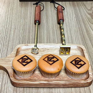 <span class=keywords><strong>Timbre</strong></span> en fer <span class=keywords><strong>personnalisé</strong></span> pour gâteau Burger Marque 3CM Logo de dessin animé Moule en laiton de feu Tampon chaud pour la fabrication de gâteaux de pain de mariage - Product Image 1