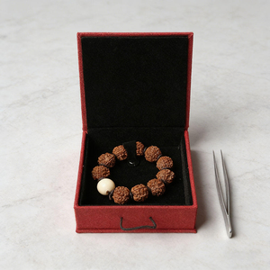 Boîte à bijoux en tissu avec logo personnalisé, couvercle rabattable et cordon élastique pour bracelets, rangement vintage en papier texturé pour objets religieux - Product Image 3