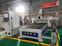 Routeur CNC multifonction ATC 4 axes avec axe rotatif latéral pour la découpe et la gravure de panneaux plats et de bois cylindrique