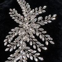 Applique en strass et perles en forme de feuille d'argent, cousue à la main, à coudre sur la robe de mariée pour la décoration
