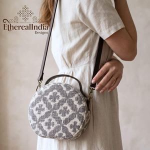 Sac bandoulière rond beige artisanal en coton tissé, style bohème, petit sac, fournisseur en gros, export Inde - Product Image 6