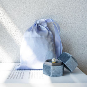 Pochette en satin de soie doux de luxe avec logo personnalisé pour parfum, emballage personnalisé, sac à bijoux avec cordon de serrage - Product Image 1