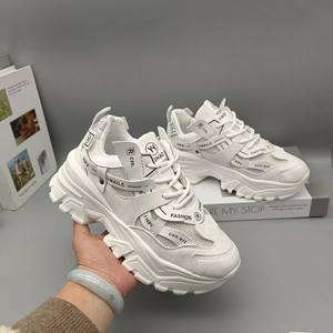 Vente en gros bon marché baskets respirantes à semelle épaisse pour femmes chaussures de marche à la mode - Product Image 2