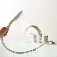 Robinet de lavabo cascade moderne à poignée unique en or brossé pour salle de bain, montage sur pont, 4 trous, avec douchette à main