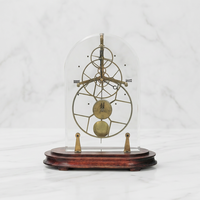 Horloge de bureau/table mécanique squelette en laiton antique de style français avec support en verre, boîtier en verre, visible pour observer le mécanisme