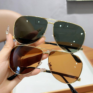 2025 thời trang quá khổ hình bầu dục Kính mát phụ nữ cổ điển Punk kim loại khung kính mặt trời người đàn ông sang trọng xu hướng Shades UV400 kính mắt - Product Image 4