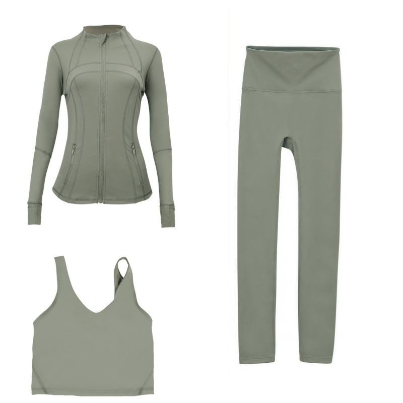 Veste de costume vert mousse, soutien-gorge, pantalon court