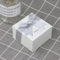 Boîtes cadeaux carrées pour bijoux, en papier gris doublé, avec nœud et motif argenté en relief, pour bagues, boucles d'oreilles, colliers et bracelets