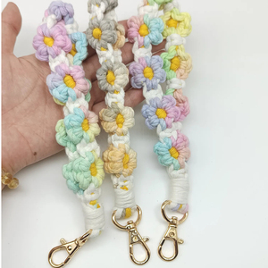 Portachiavi Artigianale Bohemien di Tendenza con Fiore all'Uncinetto, Ciondolo Colorato a Margherita in Peluche, Eco-Friendly, Intrecciato a Mano, da Polso per Donna - Product Image 2