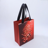 Sac cadeau en papier rouge personnalisé avec estampage à chaud 3D et ruban graphique, emballage haut de gamme pour les marques de luxe, cosmétiques, cadeaux
