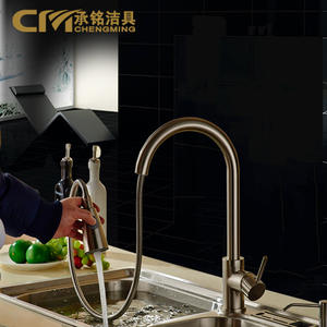 Grifo de Cocina Chengming Monomando de Sobremesa con Rociador Extraíble, Estilo Europeo, Acabado Negro Cepillado - Product Image 1