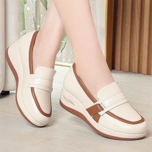Mocassins compensés à plateforme pour femmes grandes tailles, coupe large, en cuir bicolore, à boucle, à enfiler, semelle en caoutchouc antidérapante, confortables pour la marche - Product Image 1