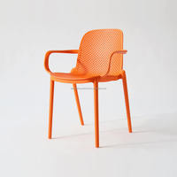 Design confortable évider chaise en polypropylène bleu avec accoudoirs
