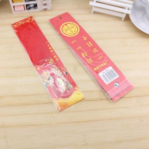 Peigne en plastique rouge festif avec motif de dessin animé pour la beauté à domicile, les soins capillaires et les mariages, emballé individuellement - Product Image 2