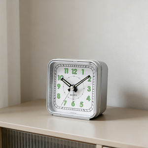 Réveil analogique miniature carré argenté de 2,5 pouces de qualité supérieure avec cadran lumineux pour une utilisation portable - Product Image 3