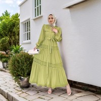 Nouvelle robe musulmane noble, élégante et tendance avec lacets, coupe ajustée, dentelle ajourée, manches bouffantes en coton, robe longue pour femmes