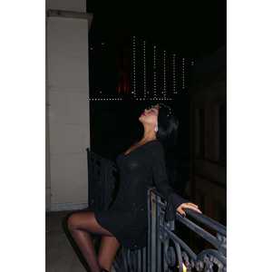 Robe de cocktail mini noire à paillettes et col en V - Product Image 1