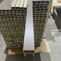Panneaux de plafond et de mur suspendus en WPC d'intérieur de 2900*100*40mm Panneaux WPC de qualité supérieure pour la décoration intérieure