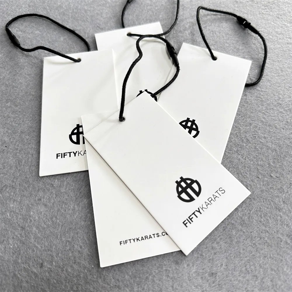 厚いカスタマイズされたハングタグファッション卸売紙ハングタグストリング印刷ロゴ服名タグラベル