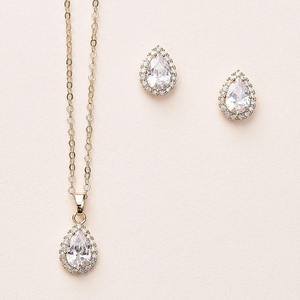 طقم مجوهرات كلاسيكي من UM مطلي بالذهب الوردي عيار 14 قيراط مع قلادة وأقراط من الزركون المكعب على شكل كمثرى - Product Image 3