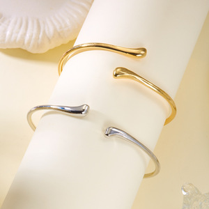 Vendita all'Ingrosso Transfrontaliera di Nuovi Bracciali Minimalisti Placcati <span class=keywords><strong>Oro</strong></span> in Lega. Bracciali Unisex Regolabili alla Moda - Product Image 4