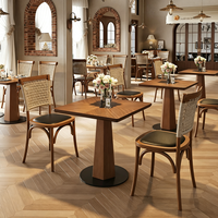 Ensemble de meubles de salle à manger vintage pour café commercial, table carrée en bois massif et chaises de salle à manger avec dossier en rotin pour restaurant, bistrot, café